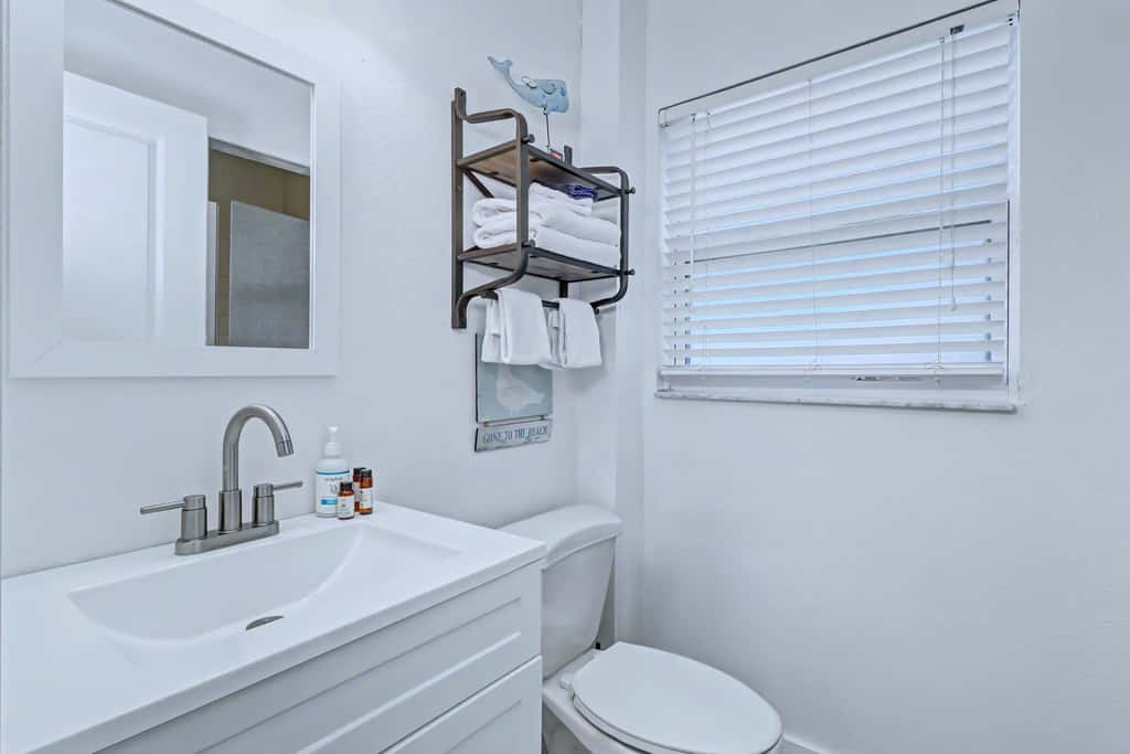 Delightful condo with beach and pool access washer dryer