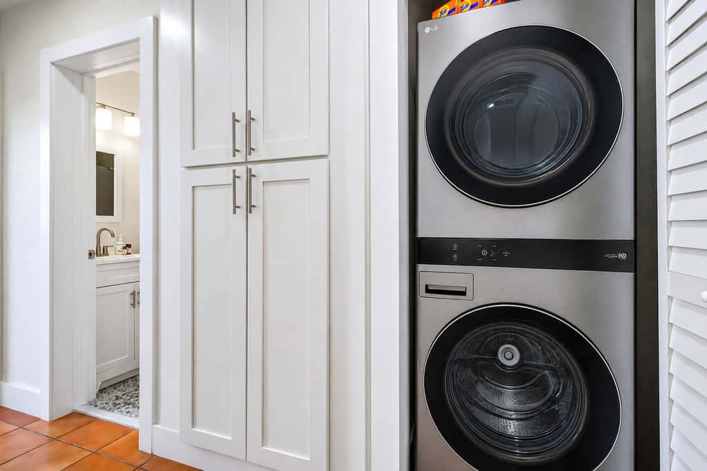 Delightful condo with beach and pool access washer dryer