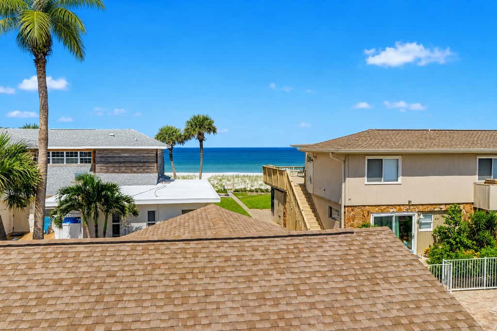 Delightful condo with beach and pool access washer dryer