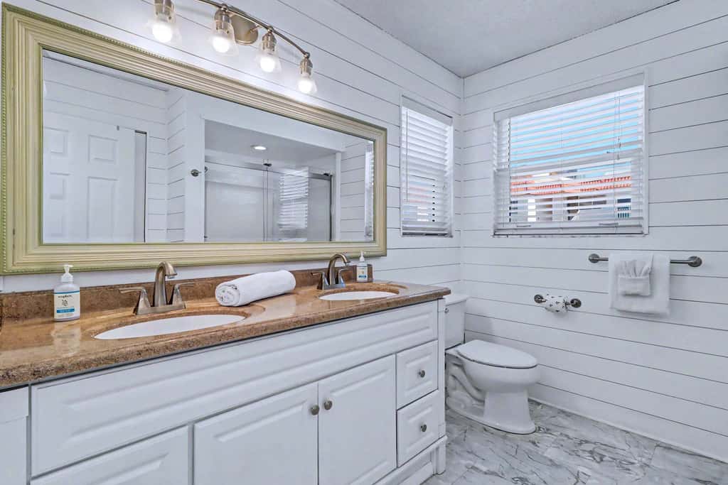 Delightful condo with beach and pool access washer dryer