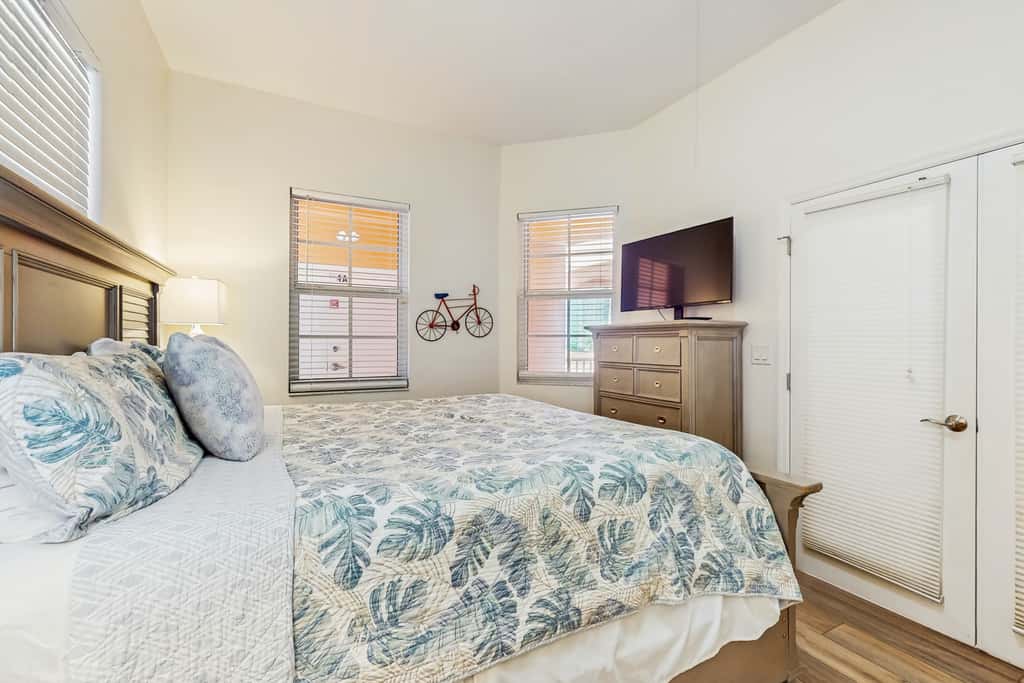 Dog friendly bayfront 4th floor condo with bay views heated pool and spa WD