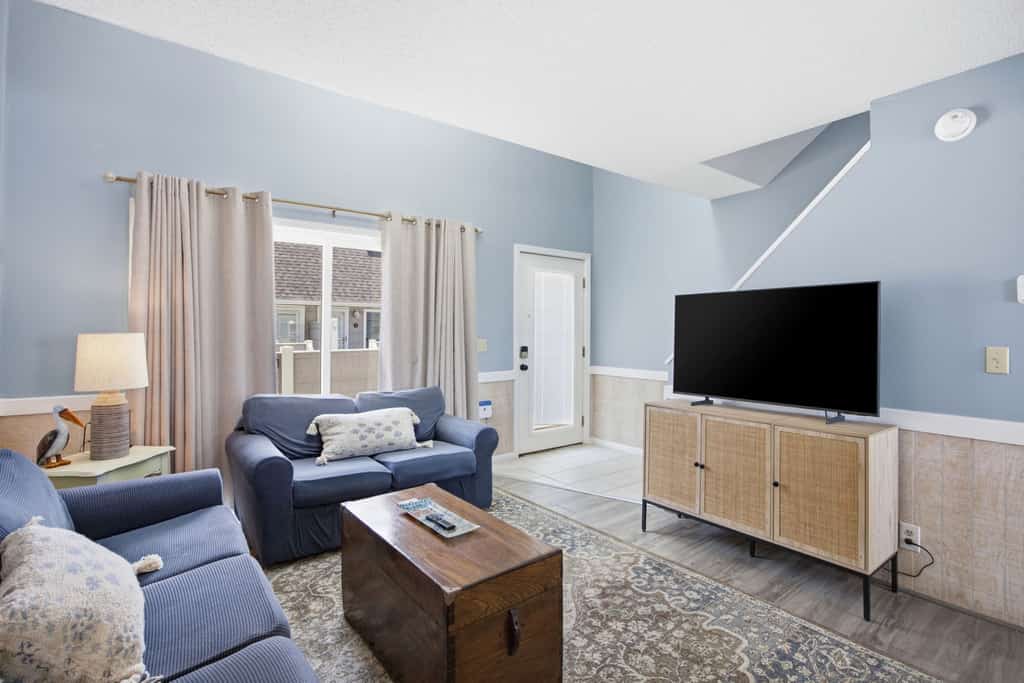 Summer Breeze: Shared pool and close to beach!