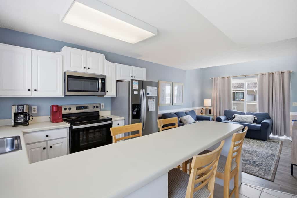 Summer Breeze: Shared pool and close to beach!