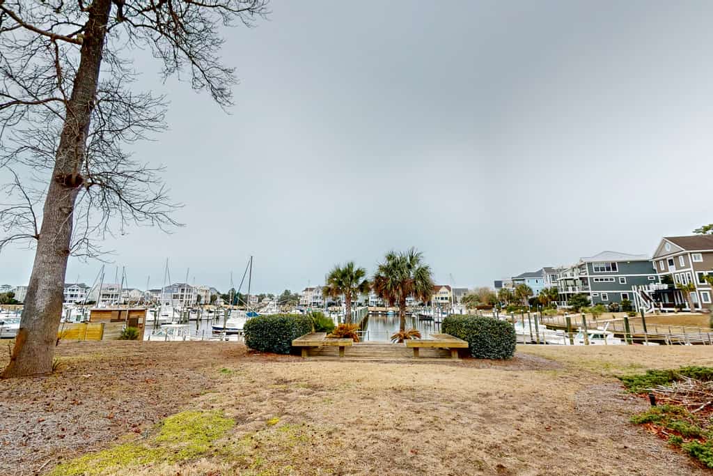 Mystic Marina A: Spacious condo with marina, pool access, streaming & AC