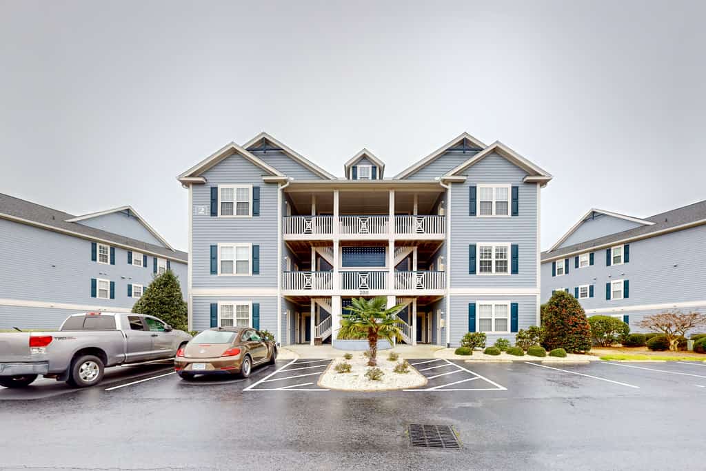 Mystic Marina A: Spacious condo with marina, pool access, streaming & AC