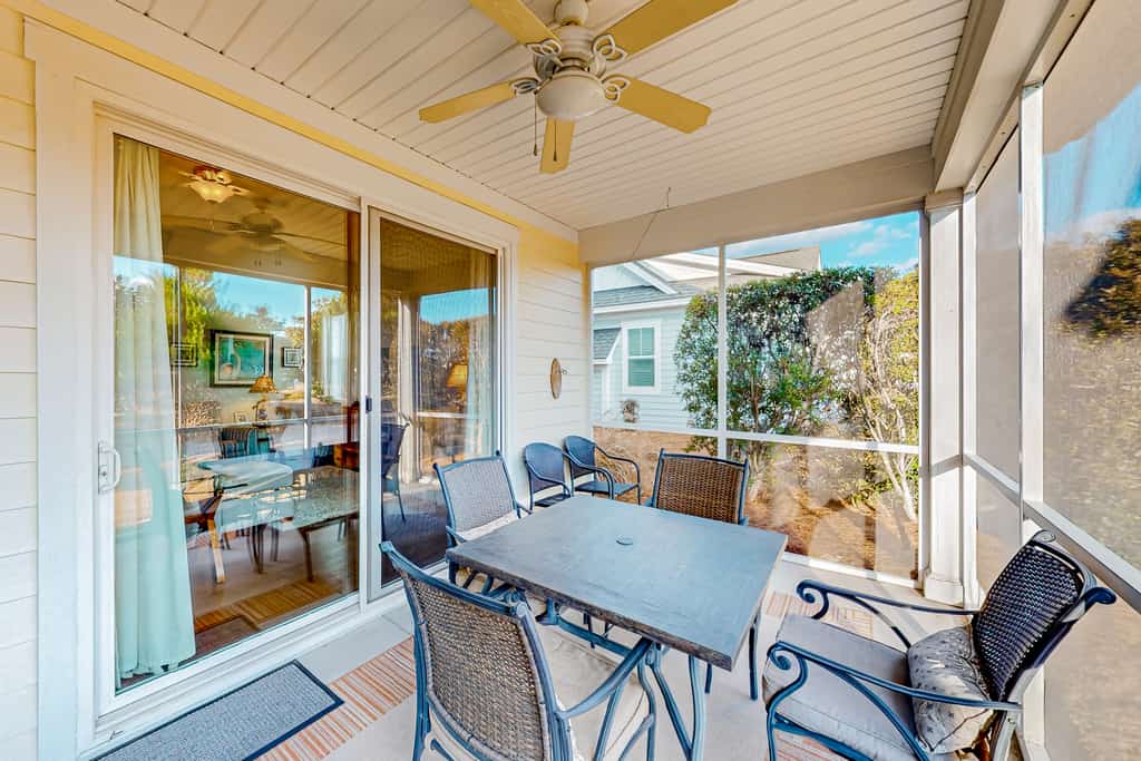 Beach Cove Charmer: St James quiet home, professionally decorated & near the beach - gas grill & AC