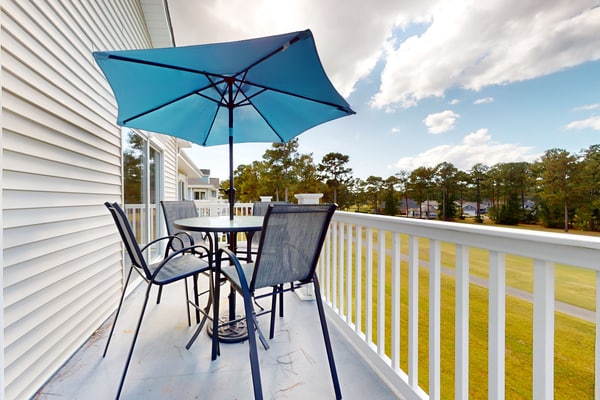 Coastal condo with golf course views, on-site pools, gym, & balcony