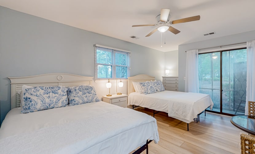 Ev's Escape,201B: Lovely stay with patio, & kitchenette - dog- & snowbird-friendly