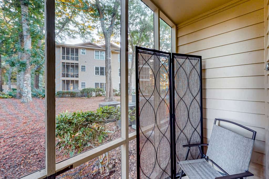Ev's Escape,201B: Lovely stay with patio, & kitchenette - dog- & snowbird-friendly