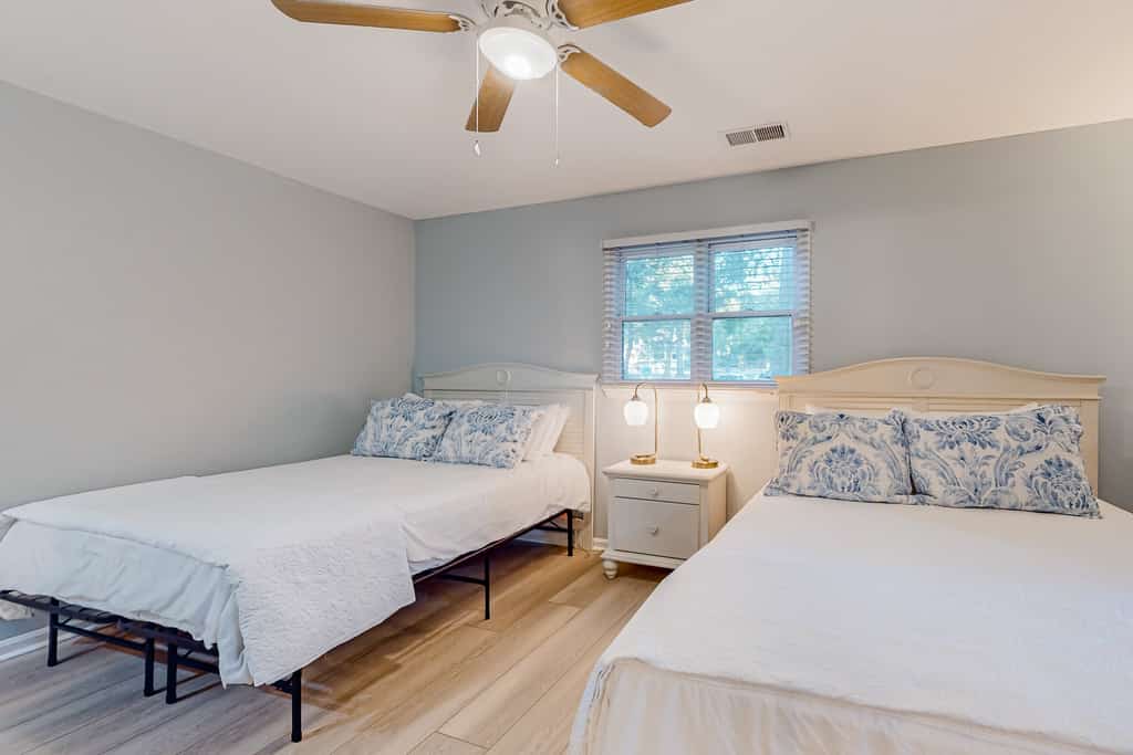 Ev's Escape,201B: Lovely stay with patio, & kitchenette - dog- & snowbird-friendly