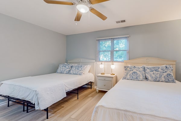 Ev's Escape,201B: Lovely stay with patio, & kitchenette - dog- & snowbird-friendly
