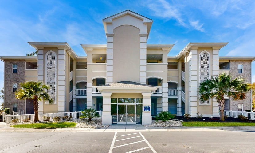 SB61 Sunset Serenity: Sunny condo with a pool, balcony, kitchen, beach gear, W/D, & AC