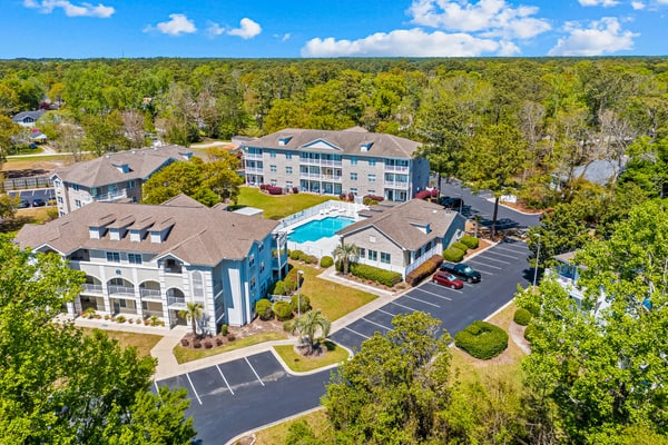 SB61 Sunset Serenity: Sunny condo with a pool, balcony, kitchen, beach gear, W/D, & AC