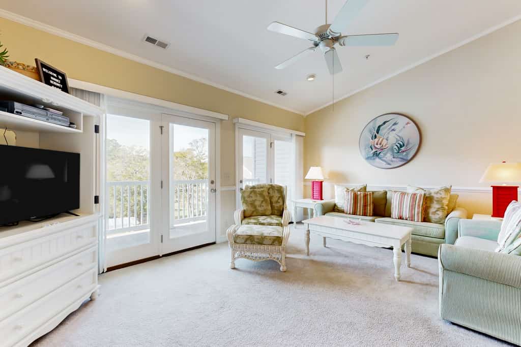 SB61 Sunset Serenity: Sunny condo with a pool, balcony, kitchen, beach gear, W/D, & AC