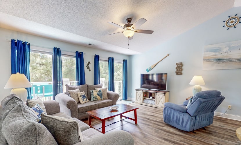 3rd floor condo & studio with streaming, kitchen, kitchenette, balcony, W/D