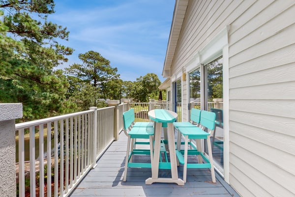 3rd-floor golf course-front condo with inviting deck, beaches & golf nearby