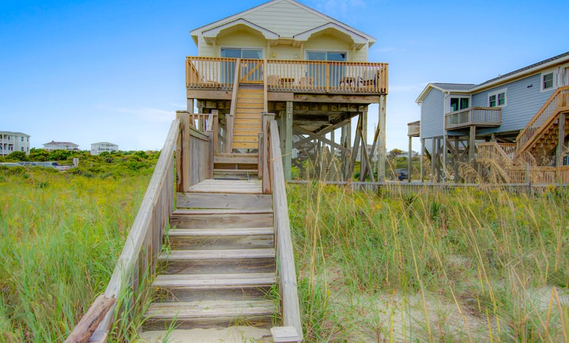 Oceanfront house with fireplace, central AC, W/D & outdoor shower - dog-friendly