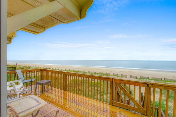 Oceanfront house with fireplace, central AC, W/D & outdoor shower - dog-friendly