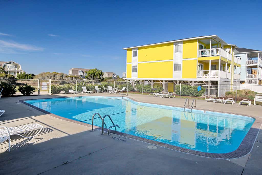 Newly-updated luxury beach condo with ocean views, balcony, & beach access, dog friendly