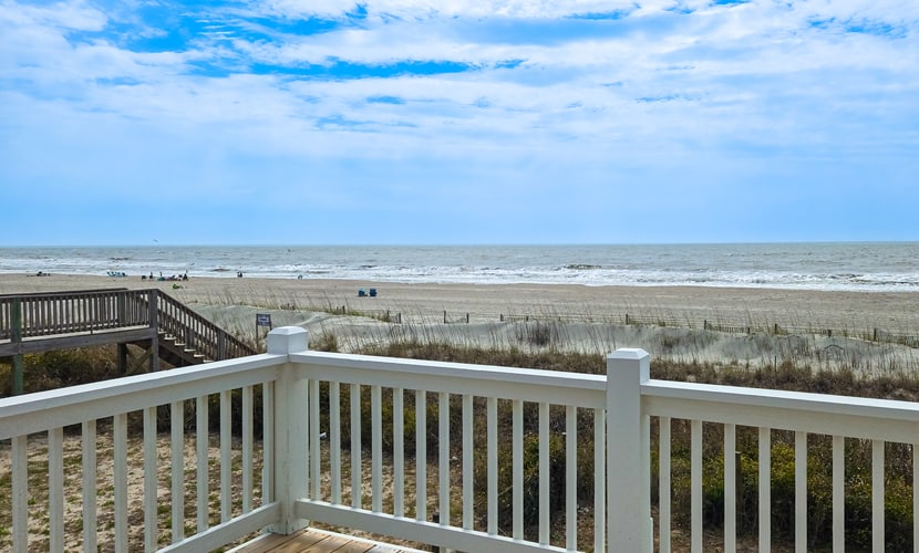 Dog-friendly waterfront house with beach access & fireplace - snowbirds welcome