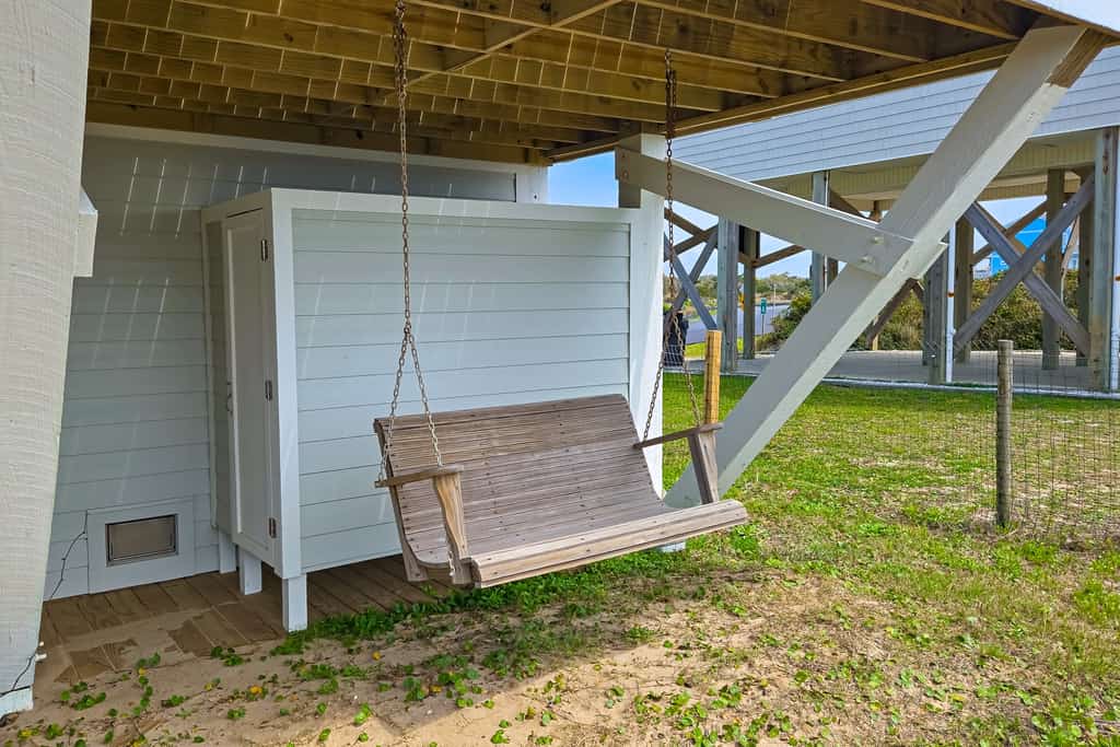 Dog-friendly waterfront house with beach access & fireplace - snowbirds welcome