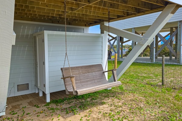 Dog-friendly waterfront house with beach access & fireplace - snowbirds welcome
