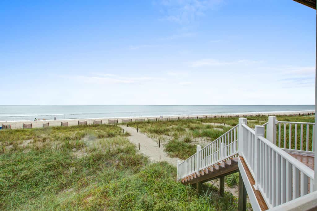 Lovely Beachfront Family Duplex w/Free WiFi, Private WD, Central AC, Patio, Deck