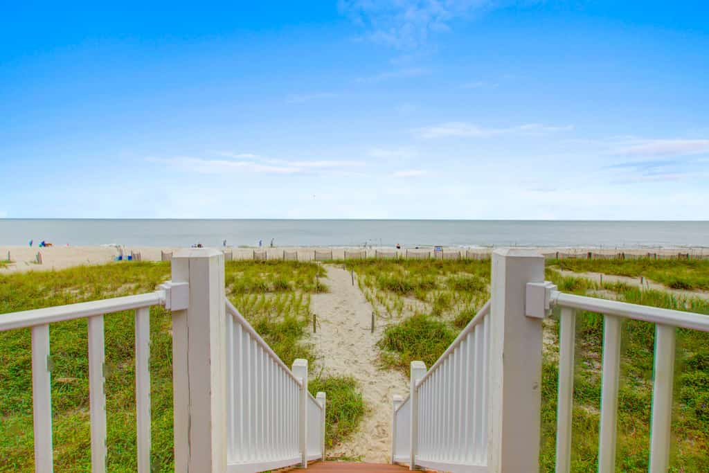 Outstanding Beachfront Family Duplex w/Free WiFi, Patio, Deck, Central AC, W/D
