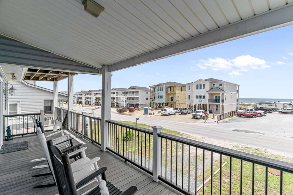 Fantastic Vacation Retreat Steps From Beach w/Free WiFi, AC, W/D, Patio, & Deck