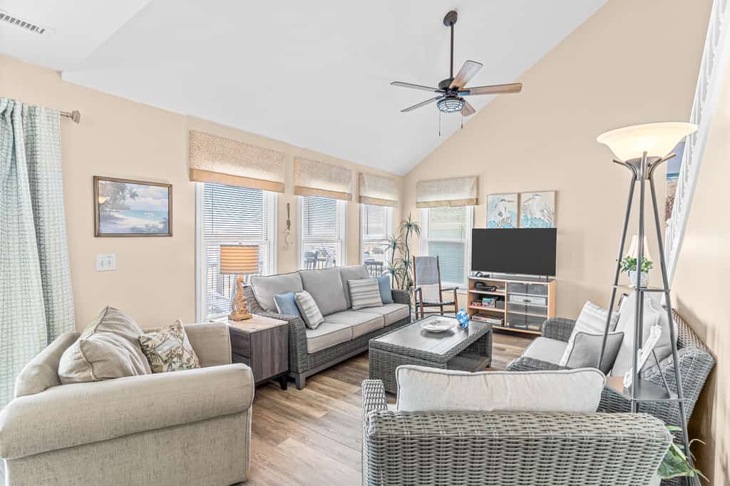 Fantastic Vacation Retreat Steps From Beach w/Free WiFi, AC, W/D, Patio, & Deck
