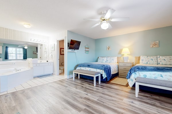 3rd-floor studio condo with streaming, AC & kitchenette - beaches & golf nearby