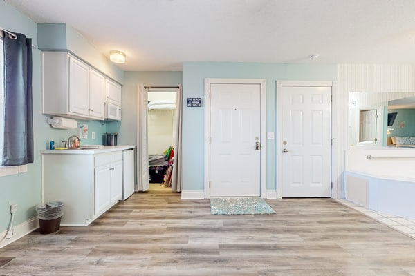 3rd-floor studio condo with streaming, AC & kitchenette - beaches & golf nearby