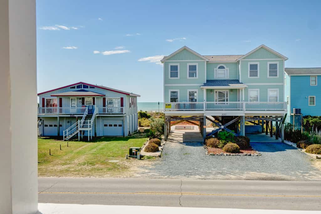 Magnificent house with central AC, patio, deck, W/D & screened porch
