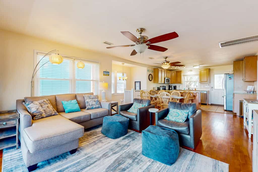 Wonderful Family House on Waterway w/Free WiFi, Private W/D, AC, Dock, Patio