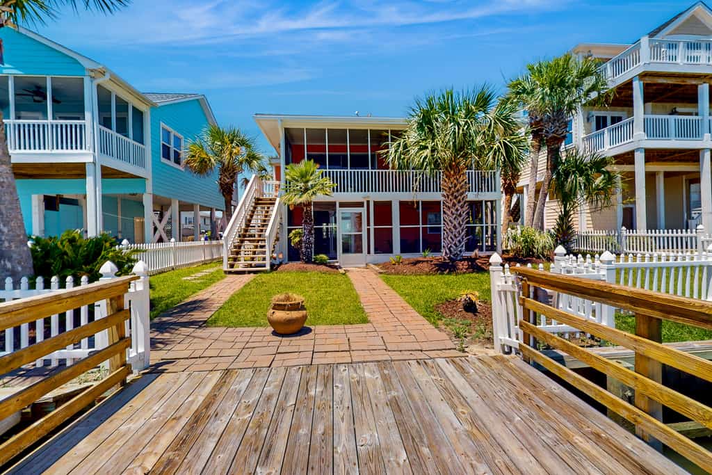Wonderful Family House on Waterway w/Free WiFi, Private W/D, AC, Dock, Patio