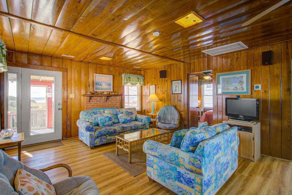 Dog-friendly beachfront house with screened porch, AC & W/D