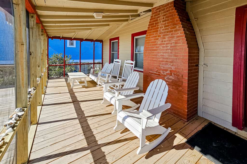 Dog-friendly beachfront house with screened porch, AC & W/D