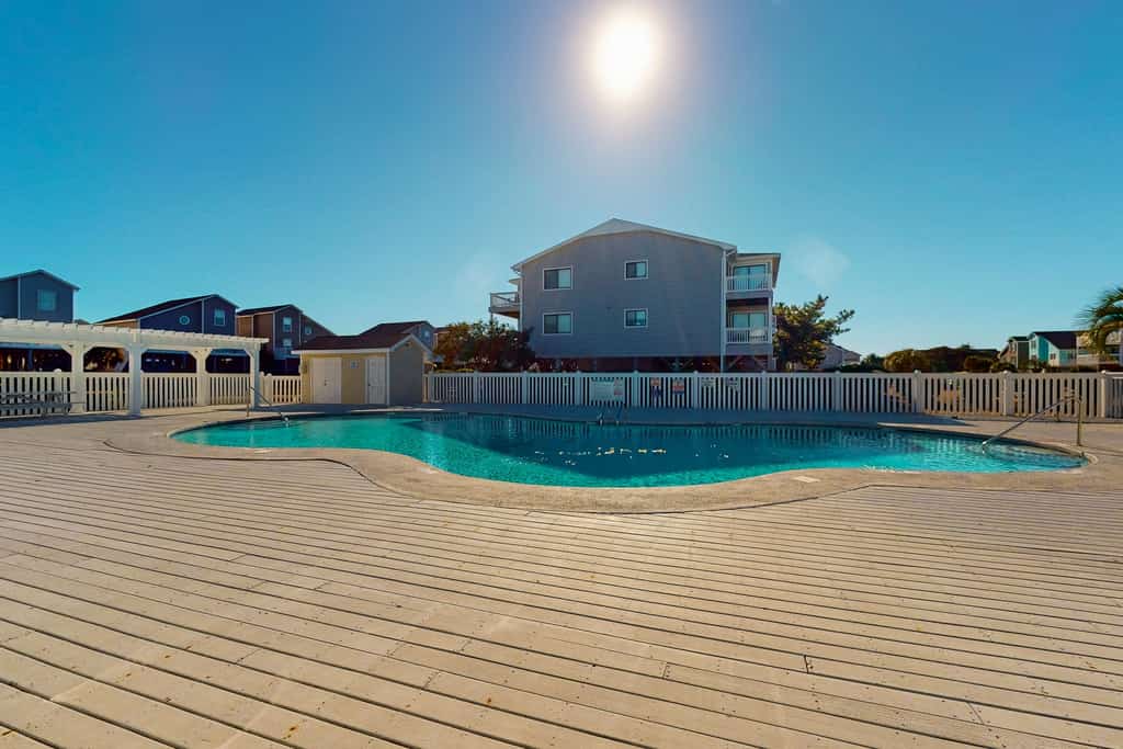 Carolina Breeze: Shared outdoor pool, close to beach access