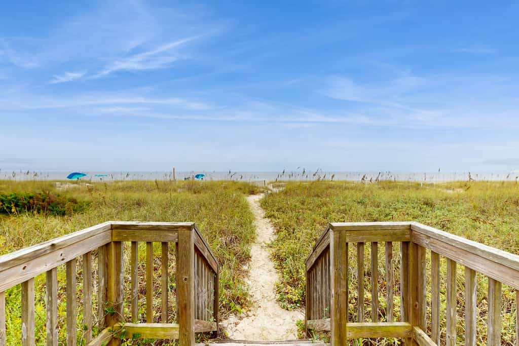 Oceanfront cottage with private beach walkway - views, sundeck, central AC & W/D