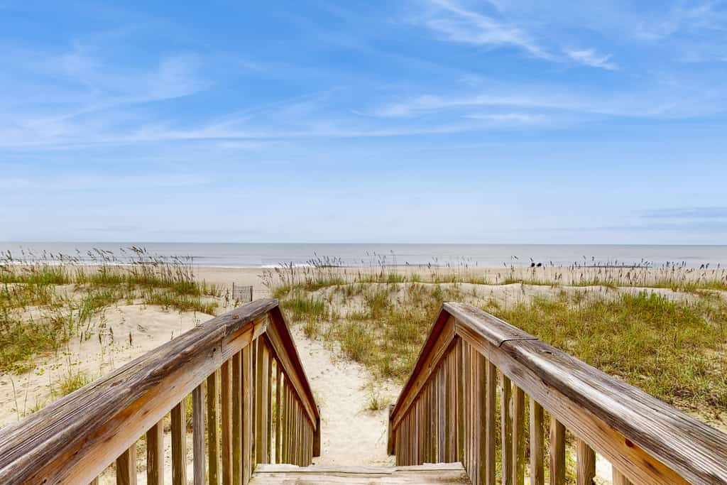 Oceanfront Cottage with Sunrise View, Walkway to Beach, WiFi, Outdoor Shower, AC