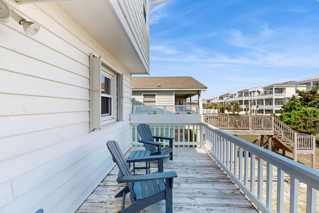 Coastal home with large deck, close to beach and local attractions