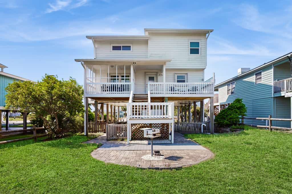 Coastal home with large deck, close to beach and local attractions