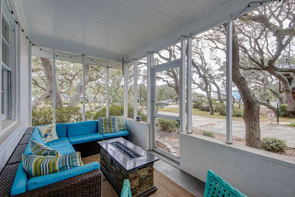 My Three Buoys: Cozy stay close to everything with backyard, bikes, grill, & washer/dryer