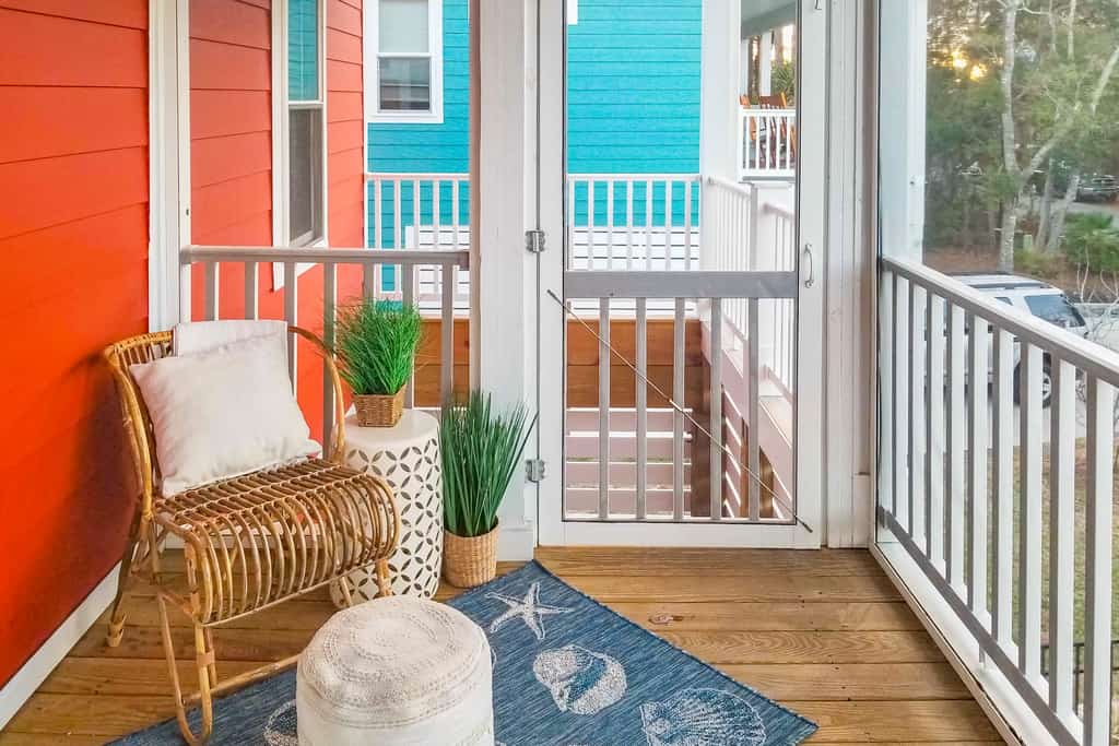 Sea N Red Upper&Lower: Balconies, enclosed yard, extra kitchenette
