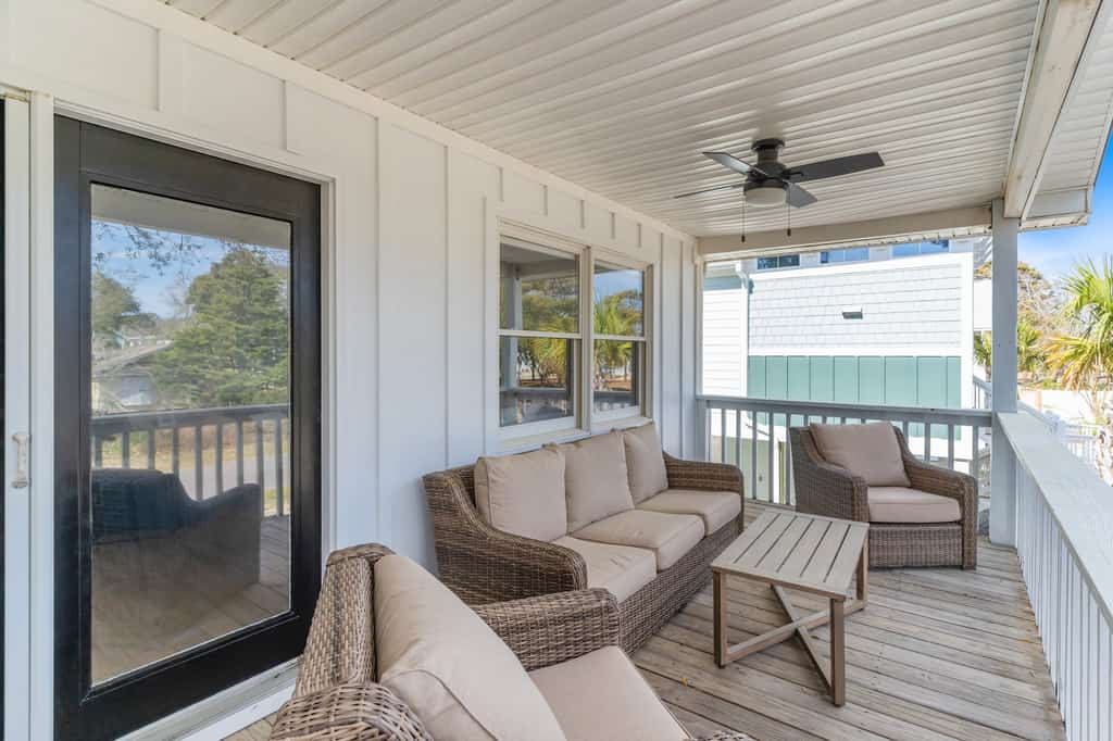 Golden Oasis: Cheerful dog-friendly home with kitchen, balcony, patio, & W/D - close to beach