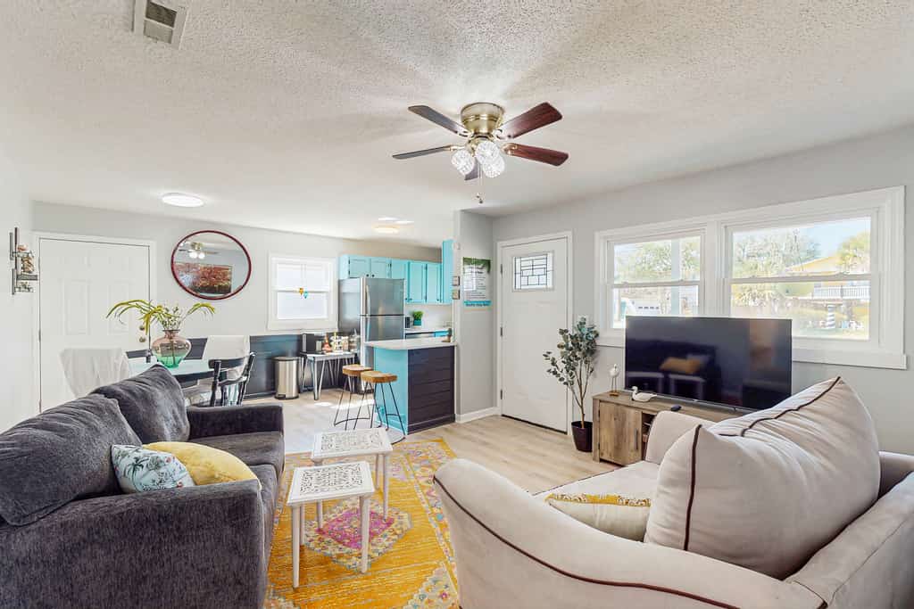 Salty Pearl: Dog-friendly coastal home with enclosed yard, fire pit and close to beach