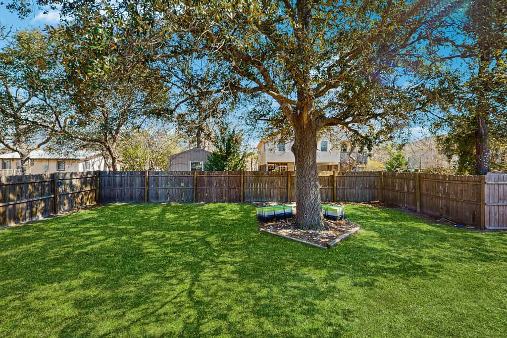Salty Pearl: Dog-friendly coastal home with enclosed yard, fire pit and close to beach