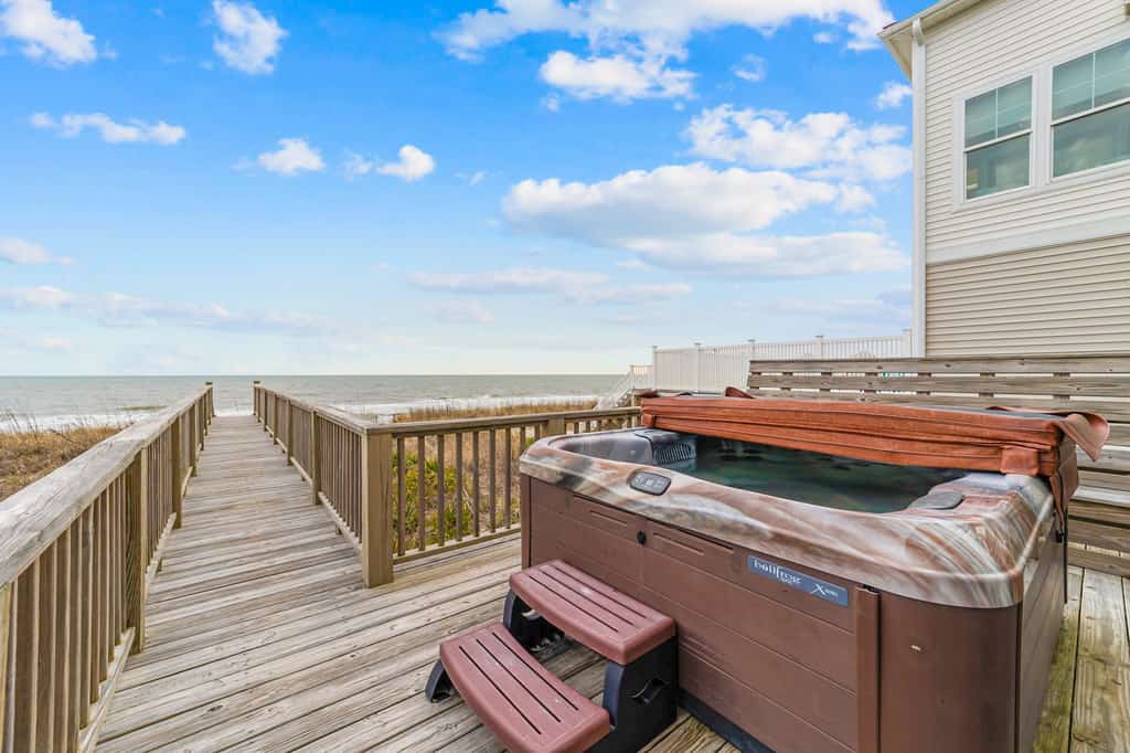 Wave Watcher: Stunning ocean front home with private hot tub and direct beach access