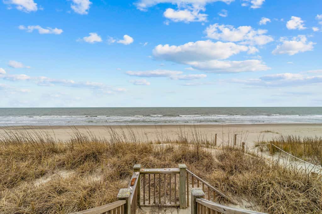 Wave Watcher: Stunning ocean front home with private hot tub and direct beach access