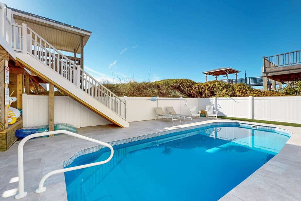 Oceanside Gem: Gorgeous oceanfront home with beach access, large deck, & pool